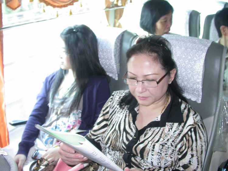 On Touring bus 18.JPG 67.8K